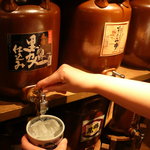 立ち呑み ちゃぼ - 自分で注ぐ『カメ出し焼酎』は交流のある蔵元を厳選。