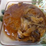 家庭料理 えい - この味は、表の看板にもありましかが、お袋の家庭料理の味って感じがしますよ。 安心して食べれる味です。 ご飯も進みますよ。 美味しいです。 サラダもタップリ入っています。 ポテトが付いているのも嬉しいで