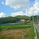 山内うどん店 - 進入路（手前）に続く道