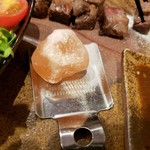 鉄板焼 一本松 - ステーキに付ける岩塩
