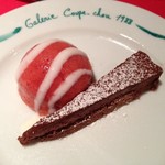 ギャラリー・クープ・シュー - いちごソルベとチョコレートムースケーキ 
