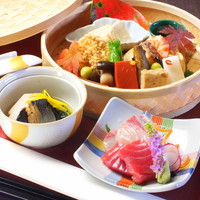 『竹籠御膳』～京の物・旬魚旬菜の詰め合わせと湯葉餡かけご飯～
