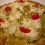 BEER CAFE GAMBRINUS - カマンベールとジェノベーゼミニピッツァ