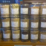 トマト - スパイス瓶が並んでます。