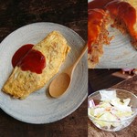 オムライス　700円+税　中は薄いケチャップご飯　サラダ付き