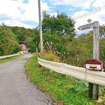 ニーウン・ペツ ガラス美術研究所 - サイン　ここ左折