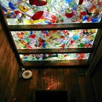 ニーウン・ペツ ガラス美術研究所 - 便所の天井