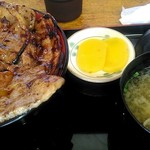 ぶたいち - ミックス豚丼。950円。