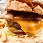 チャーブロ - もちろんベーコンも自家製、baconcheeseburger