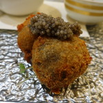 トゥ・ラ・ジョア - 自家製カラスミで衣を作りキャビアを乗せてあります