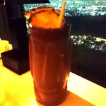 ニューヨーク・グリル - ピニャコラーダ☆ グラスが面白い(^o^)
      お酒に浸かったパイナップルが美味しかったです♪