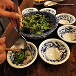 月泉 - 料理はセンターのテーブルで取り分けてくれます