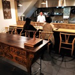 月泉 - 店内　オープンキッチンとカウンター席