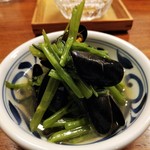 月泉 - 空心菜とムール貝の炒め　小皿に取り分け