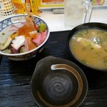 市場食堂 駅前 - 海鮮丼上790円(税別）とおすすめ汁100円（税別)