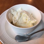 JU座 - バニラアイス ¥200