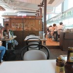 BANJOO - 注文が終ったらフードコートの中の共用のテーブル席で料理の出来上がりを待ちます。
      