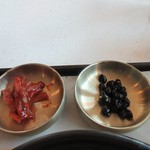 BANJOO - 勿論チゲには３種類のキムチの小鉢が添えられてました。