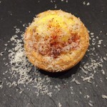 SUGALABO - 淡路玉ねぎとラルドのキッシュ、パルメザンチーズ