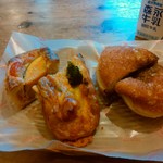 ポワール - 「牛すじカレーパン」＆「プチトマトとブロッコリーのフランクフルトのデニッシュ」