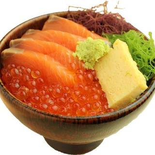 Now is the season! A combination of thick-sliced salmon and homemade salmon roe pickled in soy sauce!