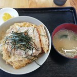 愛鷹パーキングエリア（下り）・スナックコーナー - カツ丼　たしか750円　味噌汁、おしんこ付