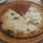 山岡ピザ - クアトロフォルマッジ（四種類のチーズ）