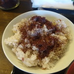 菜果茶酒 むすび - ランチのご飯には自家製のゆかりがかけられます。