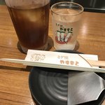 Negiyaki Yamamoto - カウンターとドリンクセットの烏龍茶。オリジナルグラスが可愛いですね