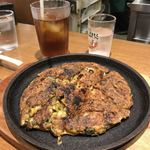 Negiyaki Yamamoto - ねぎ焼きソフトドリンクセット＠１０９０円。カウンターでは温められた鉄板に乗せて提供されます(^｡^)