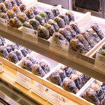 寝かせ玄米と日本のいいもの いろは - 沢山の種類がショーケースに並びます