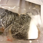 寝かせ玄米と日本のいいもの いろは - 左　ひじきと三つ葉、右　ハトムギ入りの塩むすび