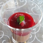 オリエンタルラウンジ - プレデザート（チョコムースの上にフランボワーズのソース）