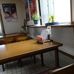 田沢食堂 - 入口側のテーブル席
