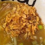 つけめんTETSU - カウンターの揚げ玉ねぎをIN