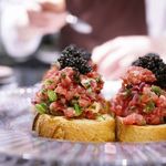 The INNOCENT CARVERY - 深谷牛のたたき イートエイブルフラワー ゴルゴンゾーラピカンテ