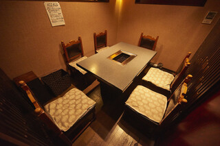 Honkaku Yakiniku Jukouen Amatsubo - 人気の５〜６名テーブル個室。