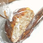 ブリコラージュ ブレッド アンド カンパニー - マンダリンマロンハーフ360円とバトンノア340円。税込み 20181009　秋のスペシャルとマイ定番のバトンノアを♪　マンダリンマロン。もっと酸味があるかと思っていたけれど、まろやか栗味。程良いよ♡