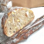 ブリコラージュ ブレッド アンド カンパニー - どちらも、量感は100グラム強といった位で。いっぱい買わず、食べたら買いに行くよ♪　・・と思っていましたが。。食べ出したら、あっという間になくなりそうだぁ(゜ロ゜)ひぇ～またすぐ買いに行かなくちゃだ！