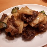 中国料理 牡丹飯店 - 牛カルビと長芋の炒めもの。味付けは抜群に良かった。炒めてあるキュウリのパリパリ感と長芋のシャクシャク感good。でも、肉硬し。。(。´Д⊂)