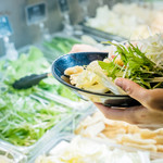 A buffet of 20 kinds of fresh vegetables and hot pot ingredients at all times♪