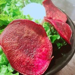 h Okinawa Izakaya Paradaisu - 自家製紅芋チップスと温玉のシーザーサラダ
      女子人気高いです
      