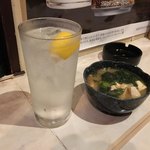 浅草こうちゃん - レモンハイ（360円）、味噌汁（サービス）