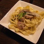 KISS'N  Little dining - 地鶏、長ネギ、きのこのガーリックバターのタリアテッレです。すいません、写真撮り忘れて取り分け後の写真です。