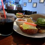 BBB - ボムボムバーガー（＋フルアボカドトッピング）アメリカンスタイル、アイスコーヒー