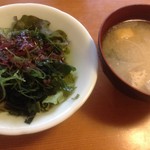 鮨 小野瀬 - サービスランチの味噌汁・ミニサラダ