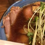 自家製麺 啜乱会 - 醤油ラーメン チャーシュー・スープのアップ