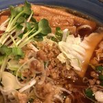 自家製麺 啜乱会 - 醤油ラーメン トッピングのアップ