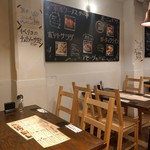 Bisutoro Izakaya Sore - 2階、テーブル席。