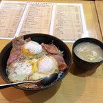 「ベーコンエッグ丼」(680円)